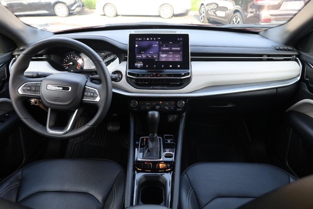 Jeep Compass Vehicle Full-screen Gallery Image 22