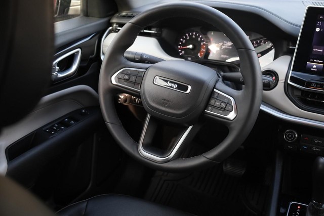 Jeep Compass Vehicle Full-screen Gallery Image 23