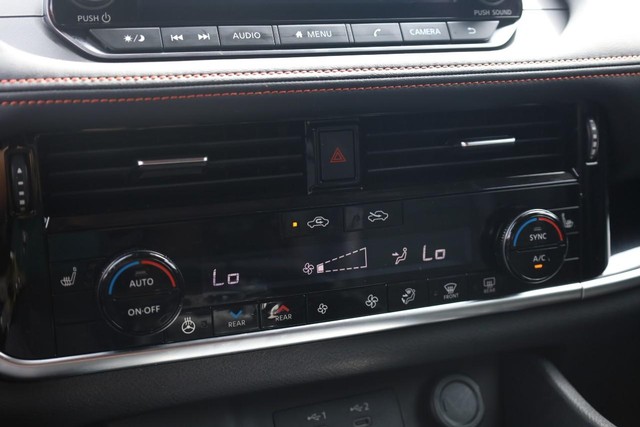Nissan Rogue Vehicle Image 13