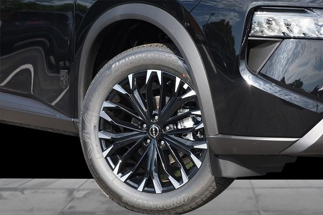 Nissan Rogue Vehicle Image 03
