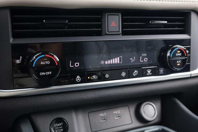 Nissan Rogue Vehicle Image 15