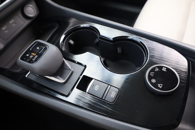 Nissan Rogue Vehicle Image 17