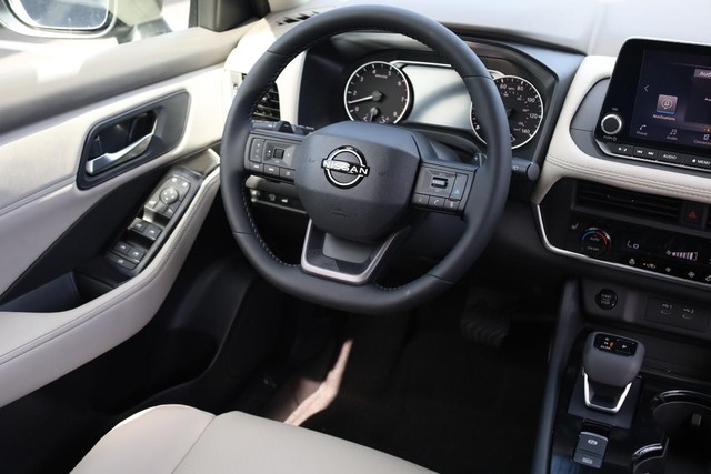 Nissan Rogue Vehicle Image 24