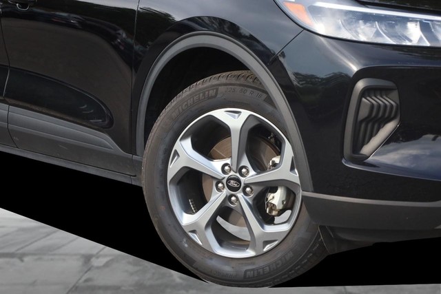 Ford Escape Vehicle Full-screen Gallery Image 03