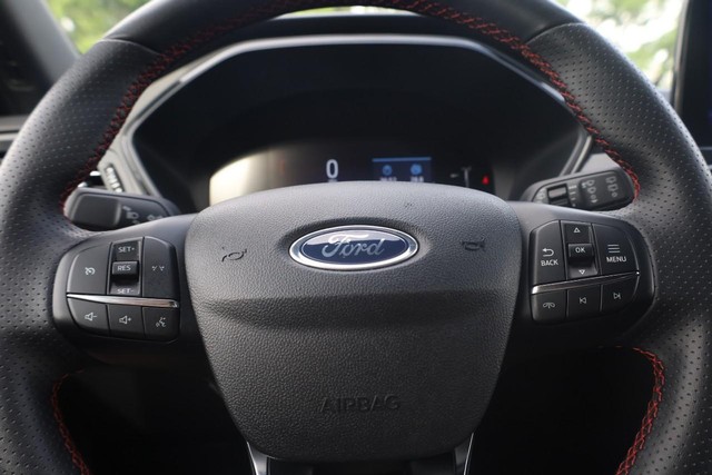 Ford Escape Vehicle Full-screen Gallery Image 09