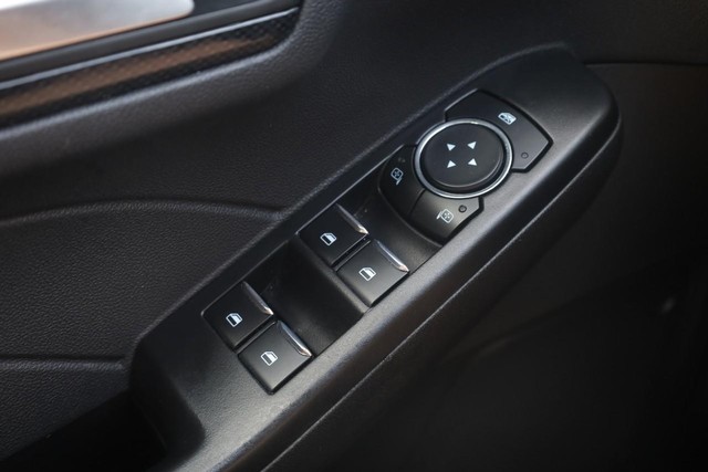 Ford Escape Vehicle Full-screen Gallery Image 18
