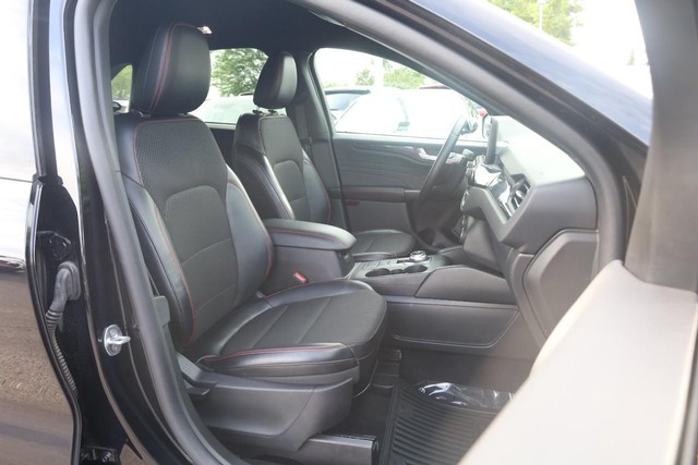 Ford Escape Vehicle Full-screen Gallery Image 24