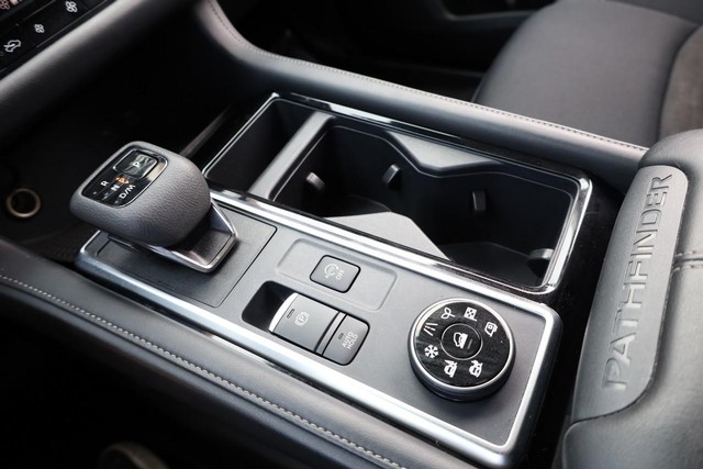 Nissan Pathfinder Vehicle Image 17