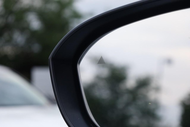 Nissan Rogue Vehicle Image 19