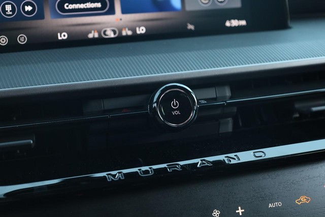 Nissan Murano Vehicle Image 13