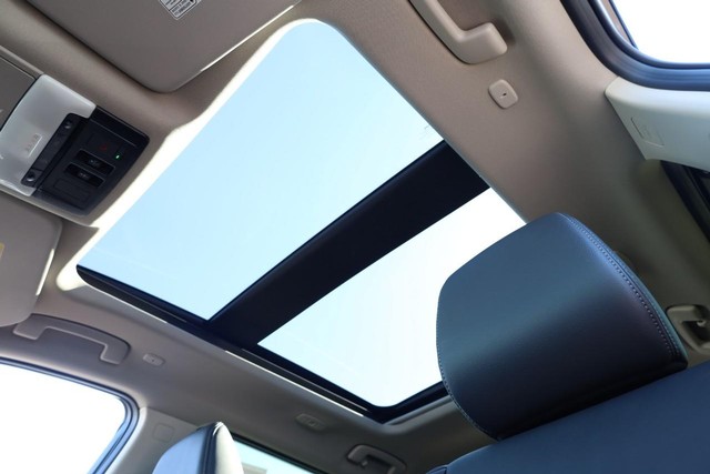 Nissan Rogue Vehicle Image 09