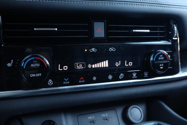 Nissan Rogue Vehicle Image 16