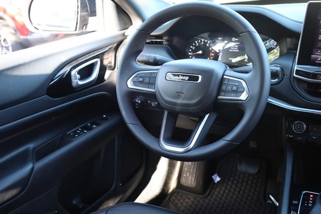 Jeep Compass Vehicle Image 23