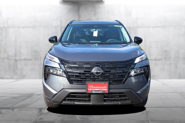 Nissan Rogue Vehicle Full-screen Gallery Image 4