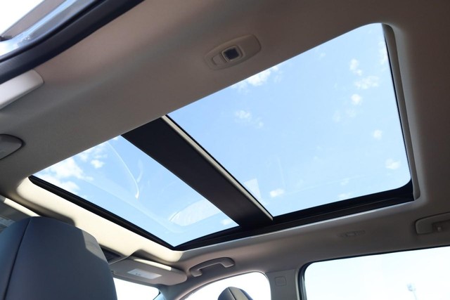 Nissan Rogue Vehicle Full-screen Gallery Image 10