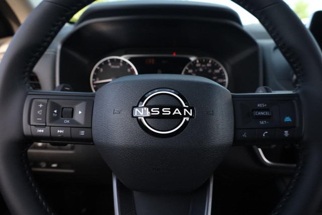 Nissan Rogue Vehicle Full-screen Gallery Image 11