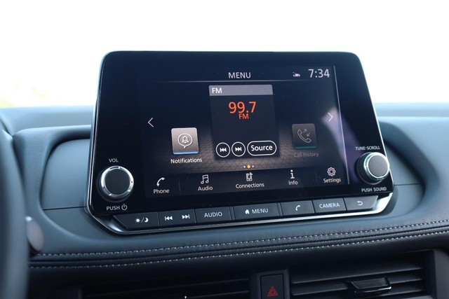Nissan Rogue Vehicle Full-screen Gallery Image 13