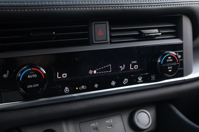 Nissan Rogue Vehicle Full-screen Gallery Image 15