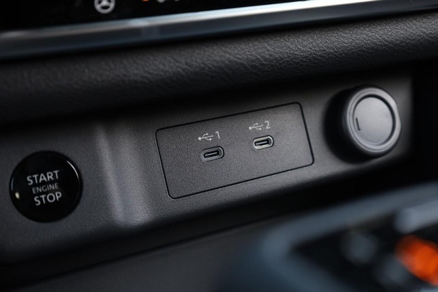 Nissan Rogue Vehicle Full-screen Gallery Image 16
