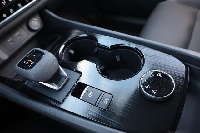 Nissan Rogue Vehicle Full-screen Gallery Image 17
