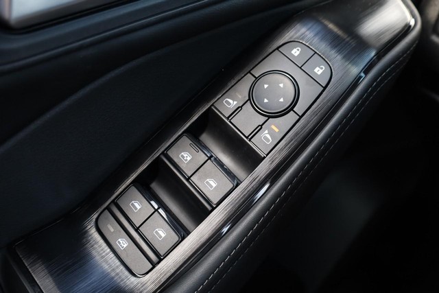 Nissan Rogue Vehicle Full-screen Gallery Image 18