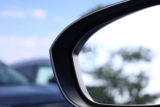 Nissan Rogue Vehicle Full-screen Gallery Image 20