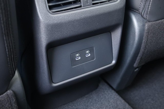 Nissan Rogue Vehicle Full-screen Gallery Image 21