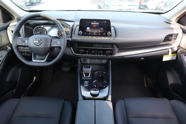 Nissan Rogue Vehicle Full-screen Gallery Image 22