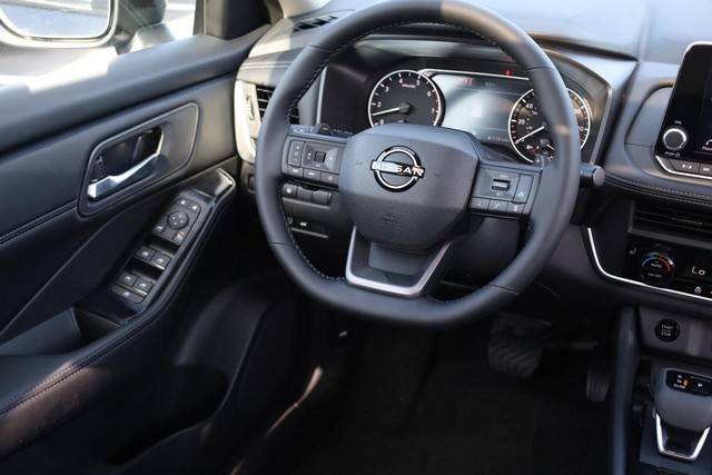 Nissan Rogue Vehicle Full-screen Gallery Image 23