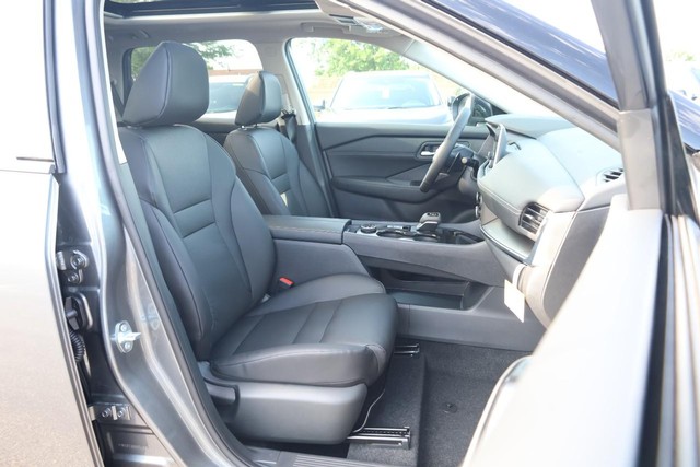 Nissan Rogue Vehicle Full-screen Gallery Image 24