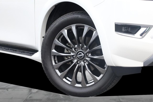Nissan Armada Vehicle Full-screen Gallery Image 3