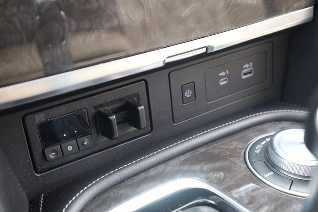 Nissan Armada Vehicle Full-screen Gallery Image 18