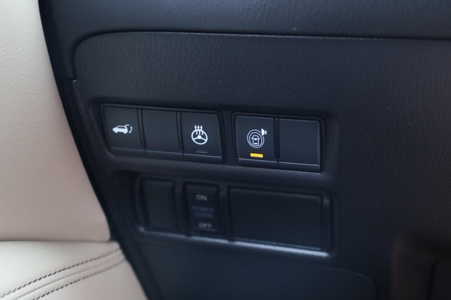 Nissan Armada Vehicle Full-screen Gallery Image 23