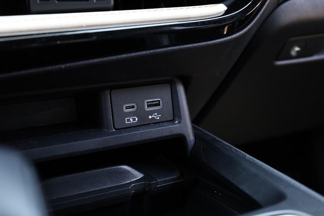 Lexus NX Vehicle Full-screen Gallery Image 14