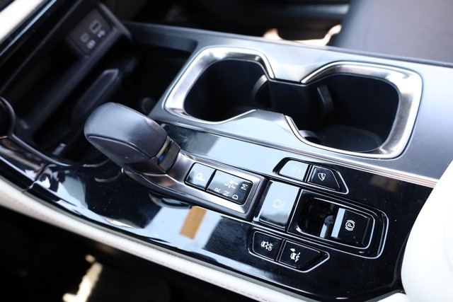 Lexus NX Vehicle Full-screen Gallery Image 15