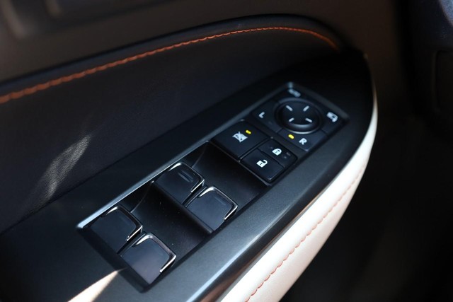 Lexus NX Vehicle Full-screen Gallery Image 17