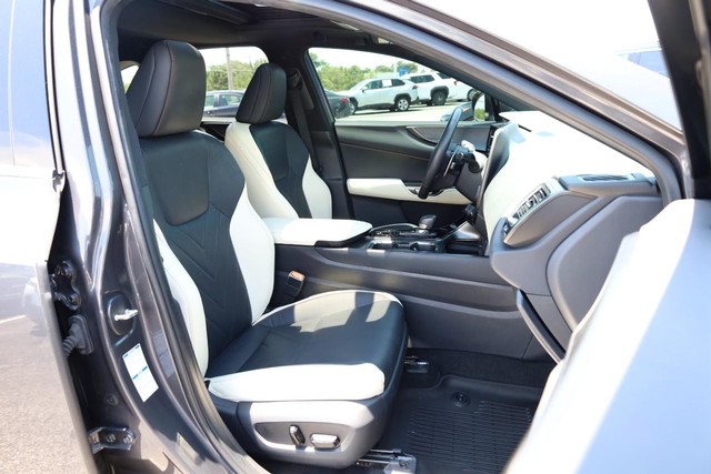 Lexus NX Vehicle Full-screen Gallery Image 24