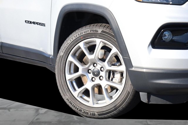 Jeep Compass Vehicle Full-screen Gallery Image 3