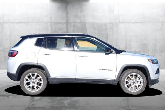 Jeep Compass Vehicle Full-screen Gallery Image 5