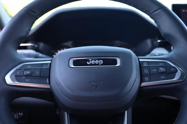 Jeep Compass Vehicle Full-screen Gallery Image 9