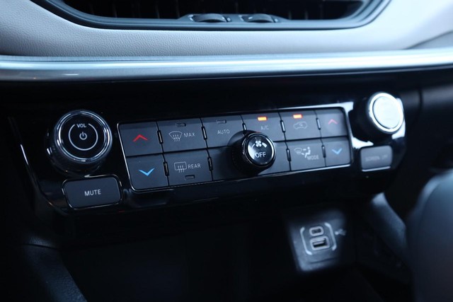 Jeep Compass Vehicle Full-screen Gallery Image 13