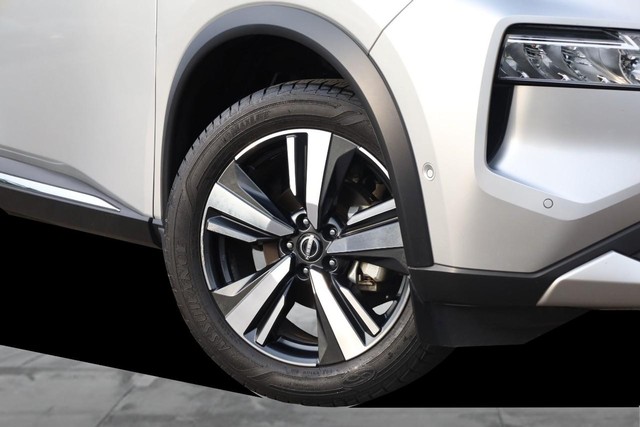 Nissan Rogue Vehicle Full-screen Gallery Image 3