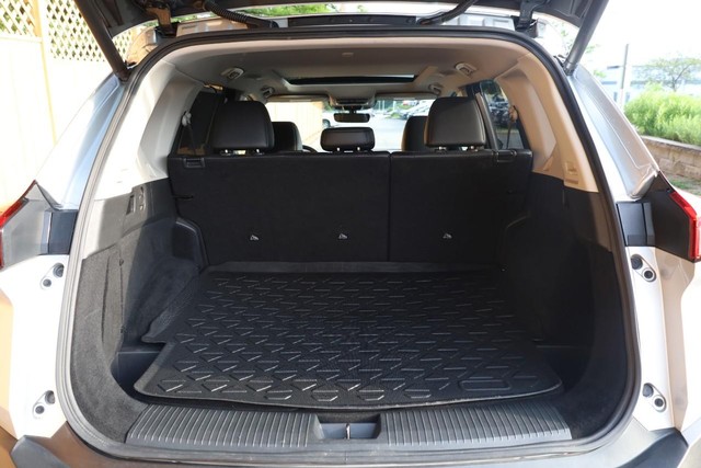 Nissan Rogue Vehicle Full-screen Gallery Image 7