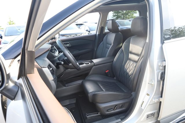 Nissan Rogue Vehicle Full-screen Gallery Image 8