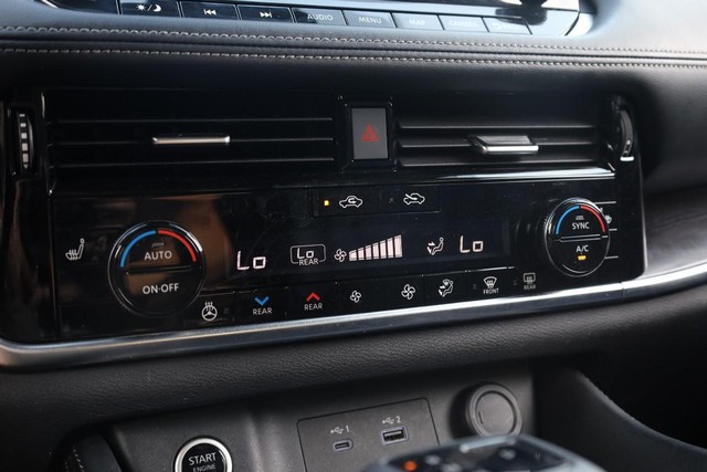 Nissan Rogue Vehicle Full-screen Gallery Image 16