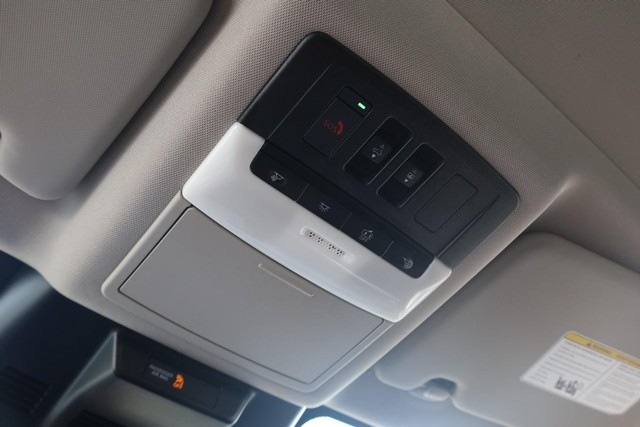 Nissan Rogue Vehicle Full-screen Gallery Image 19