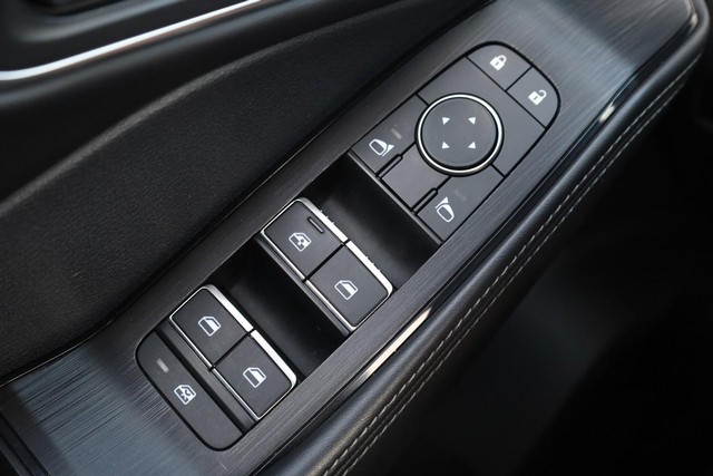 Nissan Rogue Vehicle Full-screen Gallery Image 20