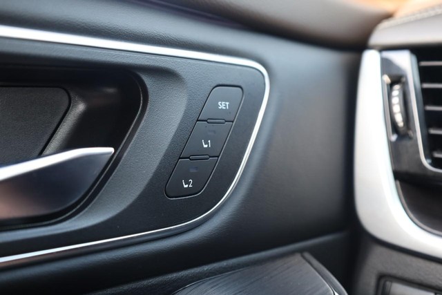Nissan Rogue Vehicle Full-screen Gallery Image 21