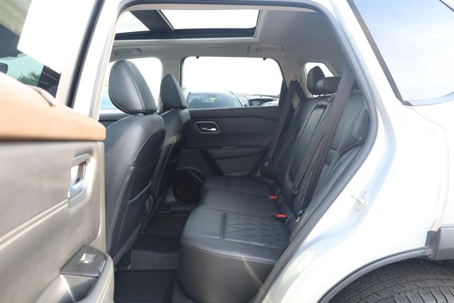 Nissan Rogue Vehicle Full-screen Gallery Image 24