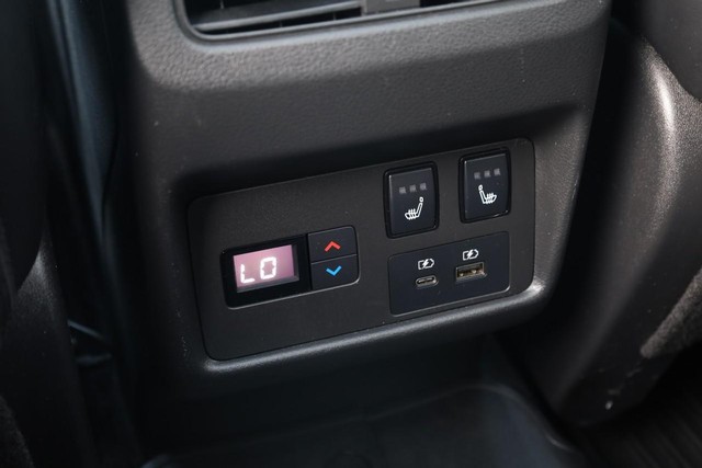 Nissan Rogue Vehicle Full-screen Gallery Image 26
